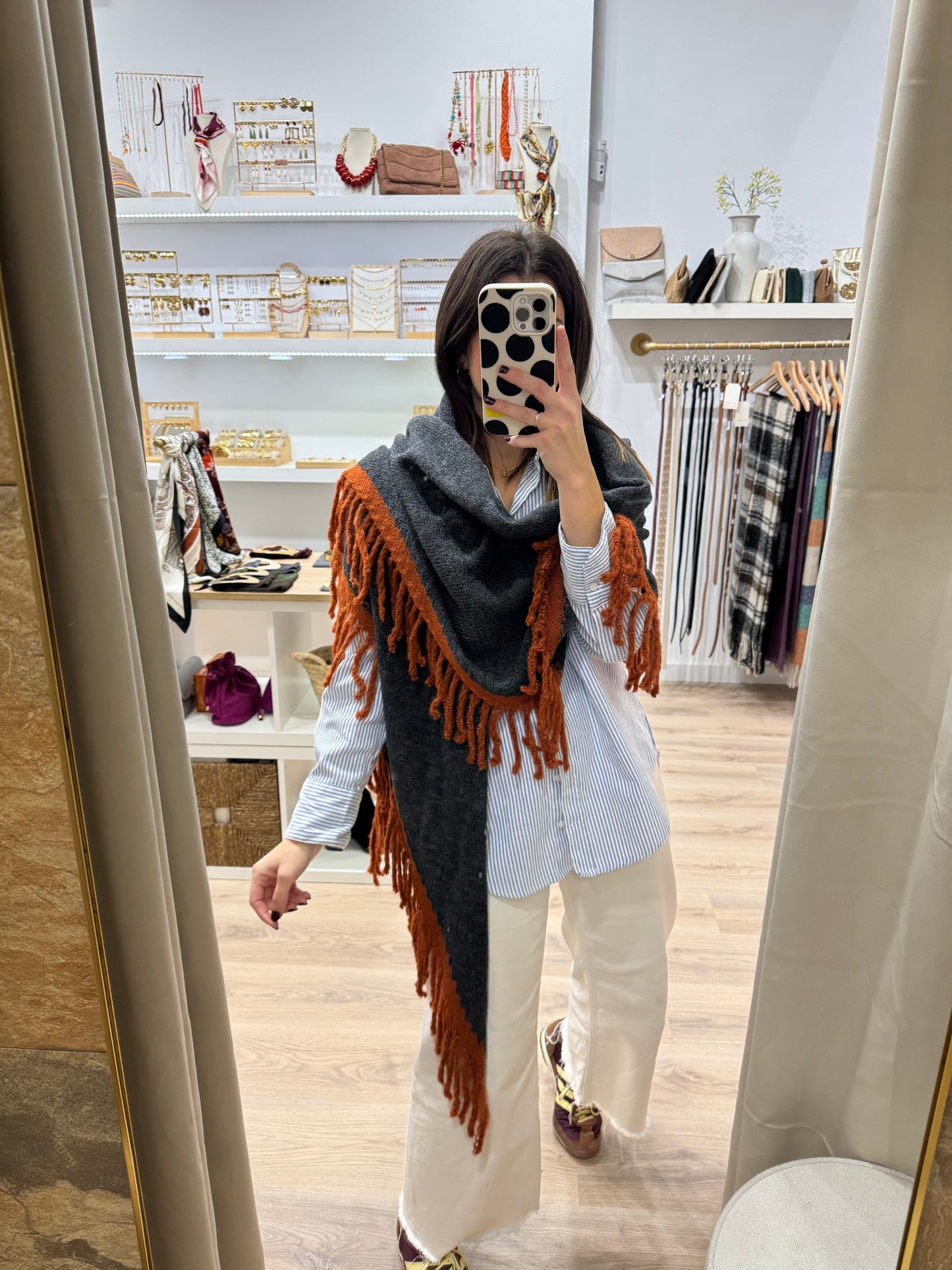 Poncho gris y naranja