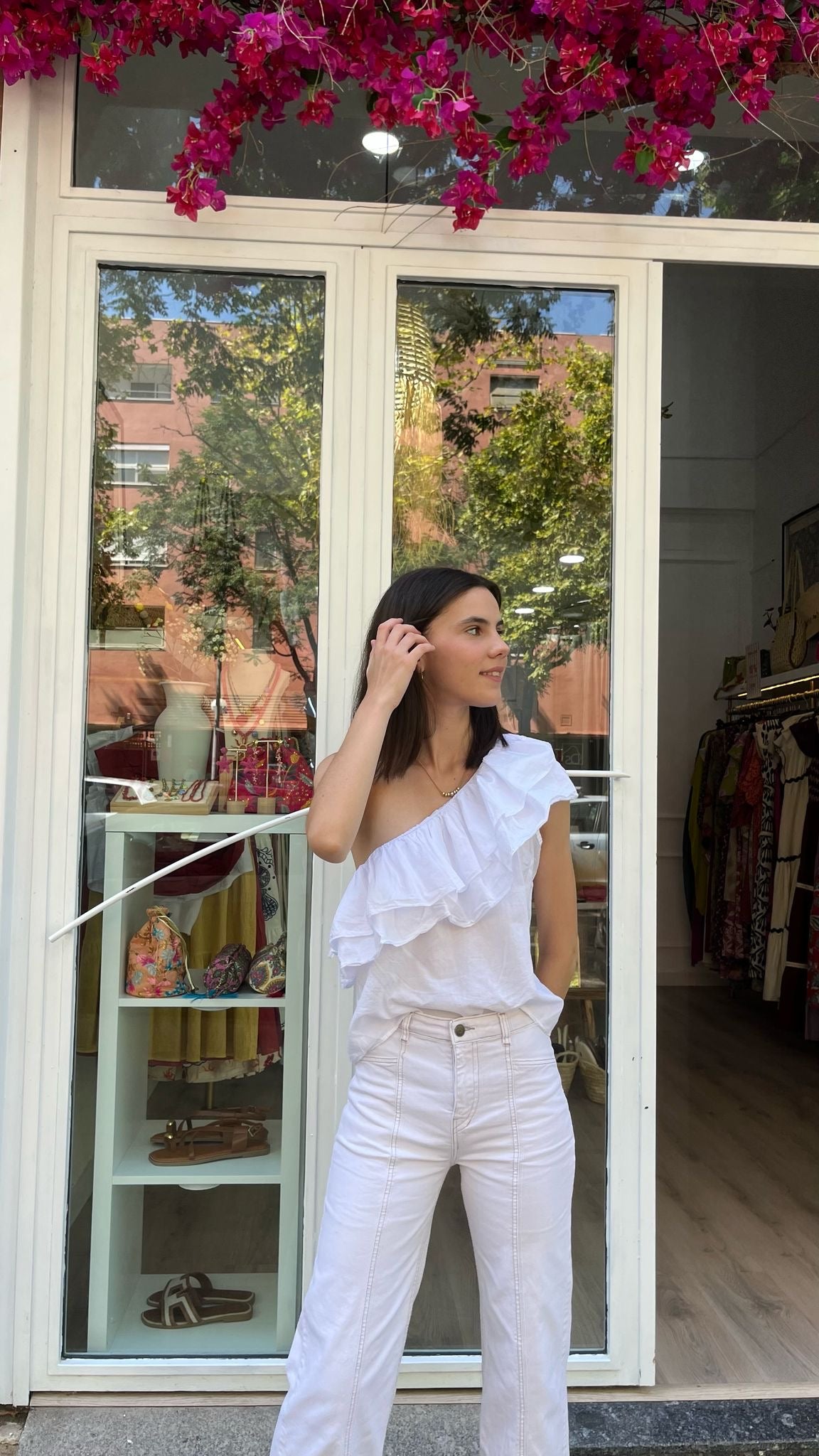 blusa blanca asimétrica