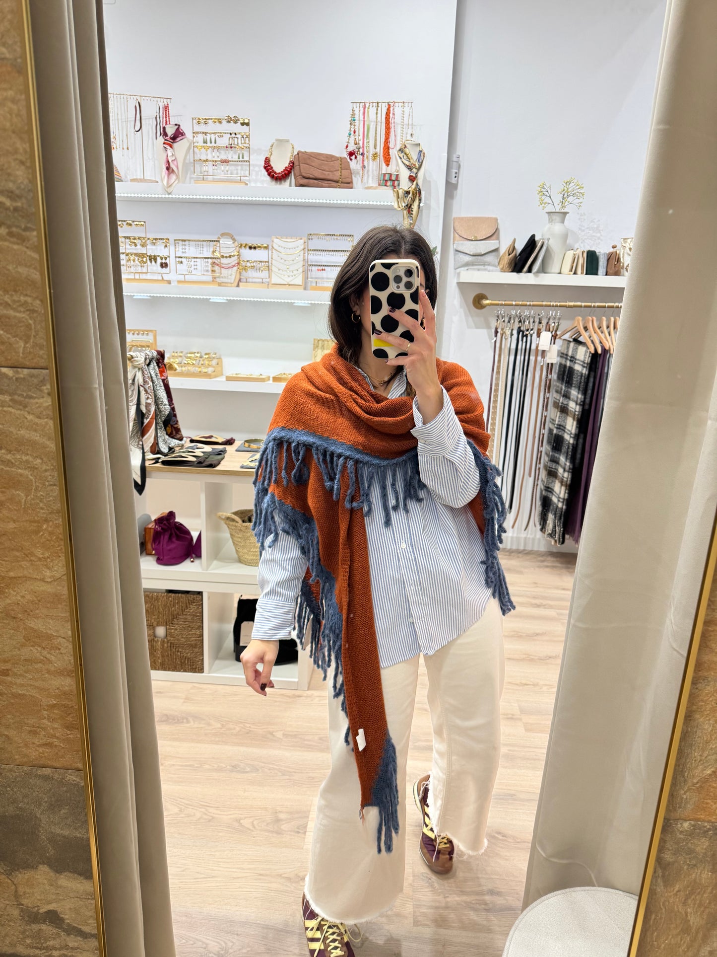 Poncho naranja y azul