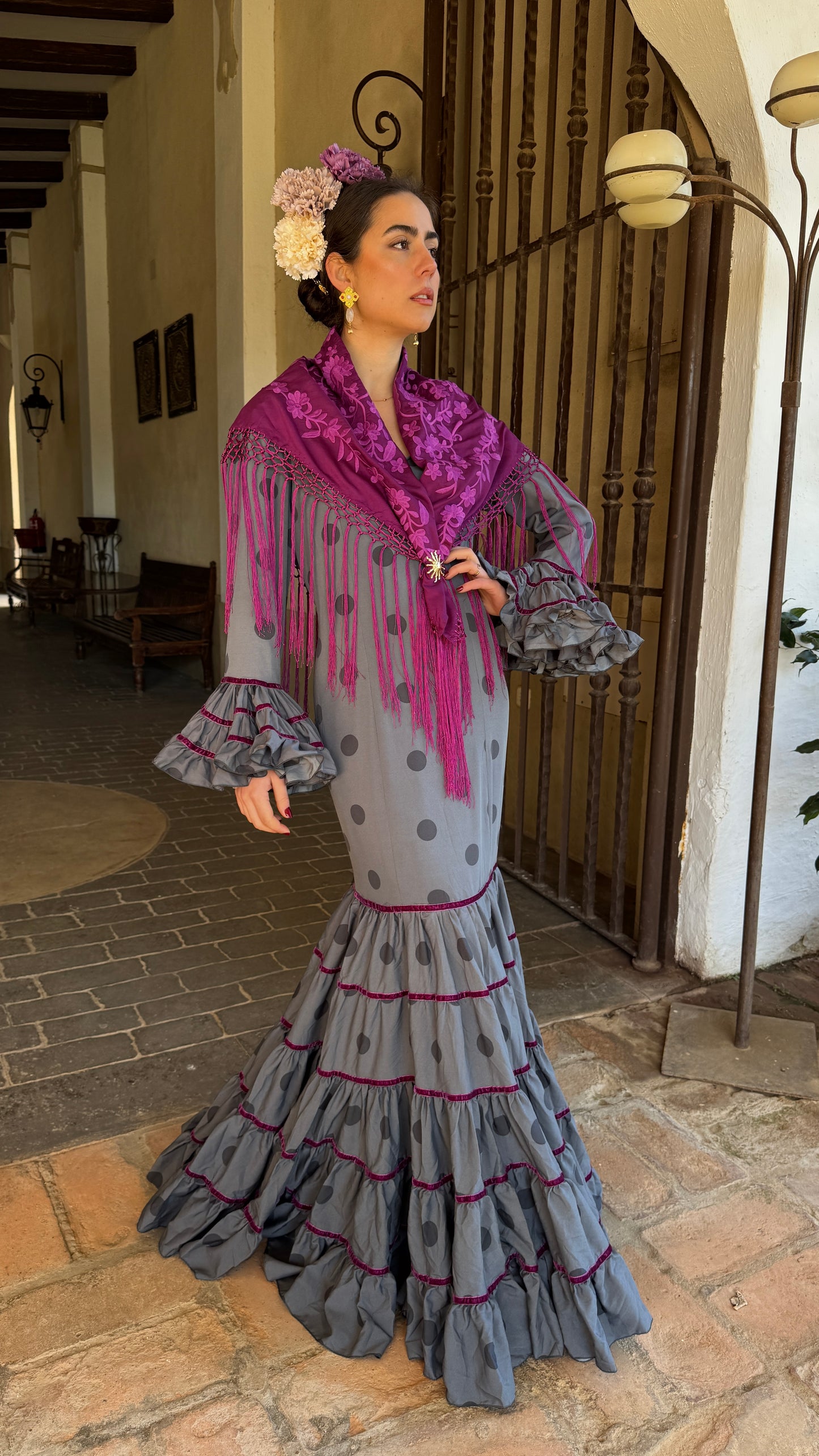 TRAJE VÁZQUEZ GRIS RIBETE BURDEOS LUNARES