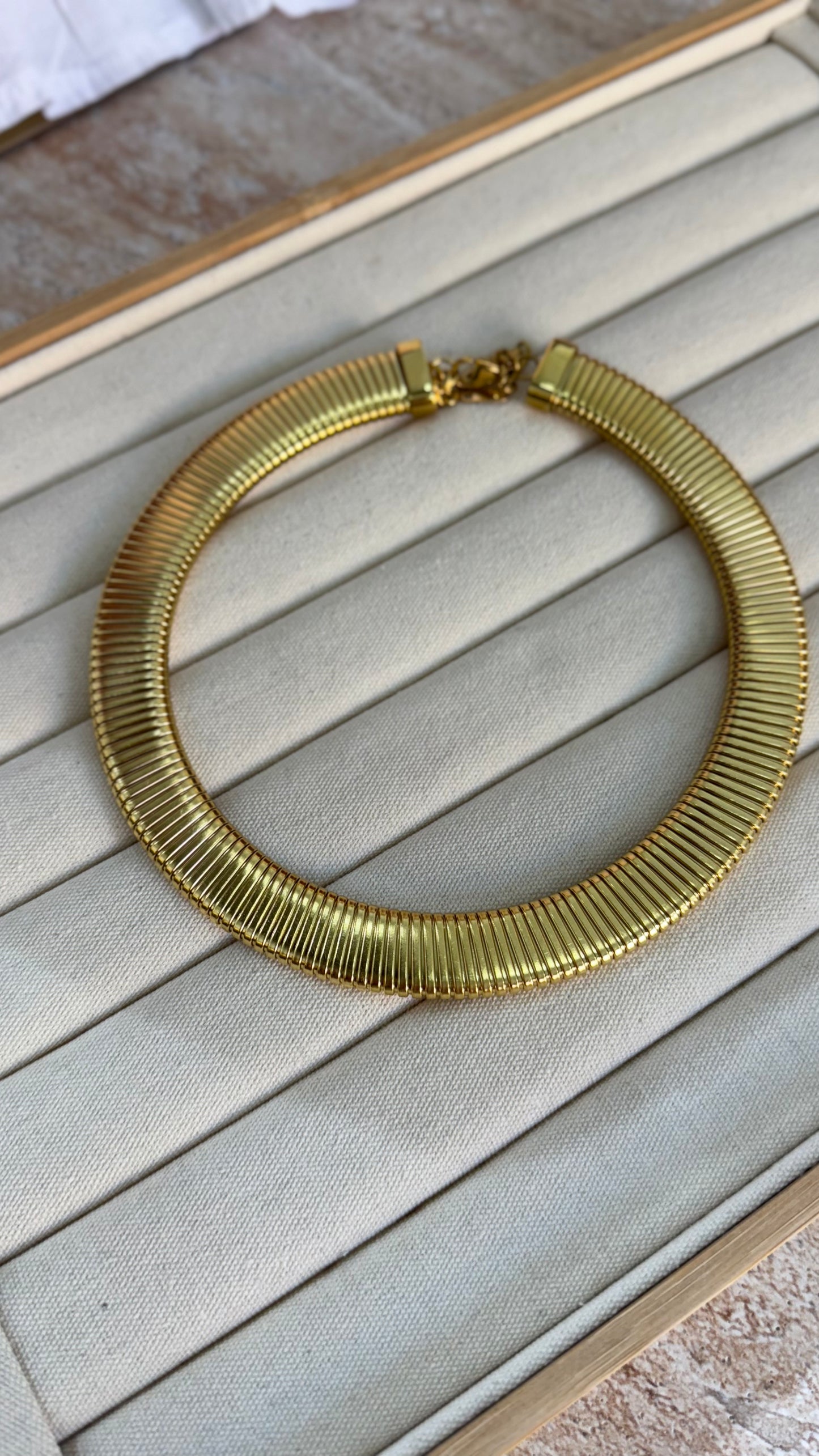 Collar dorado Lucía