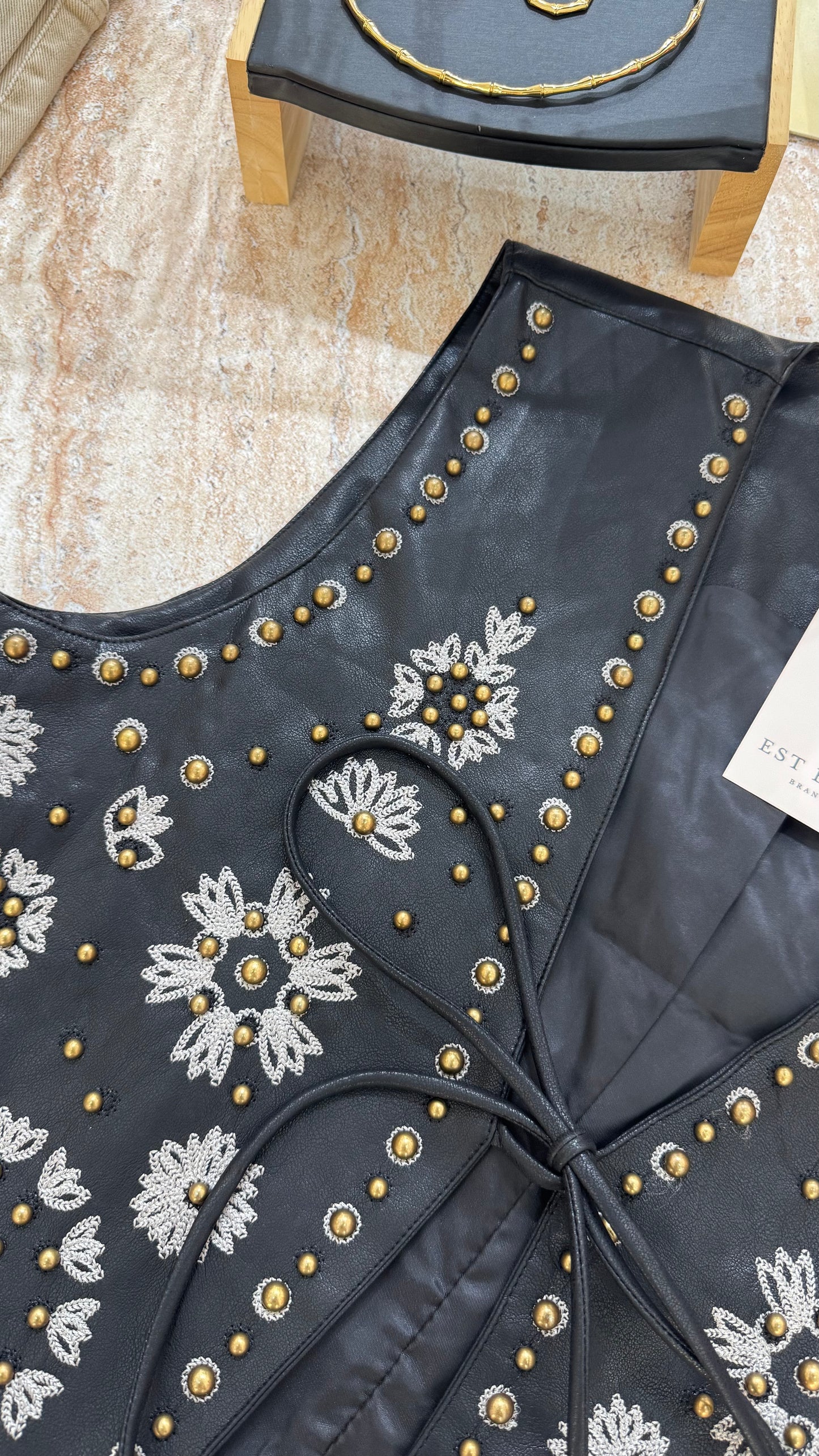Chaleco tachuelas negro