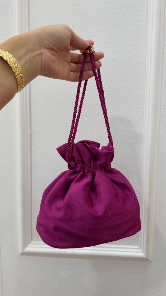 Saquita ante buganvilla