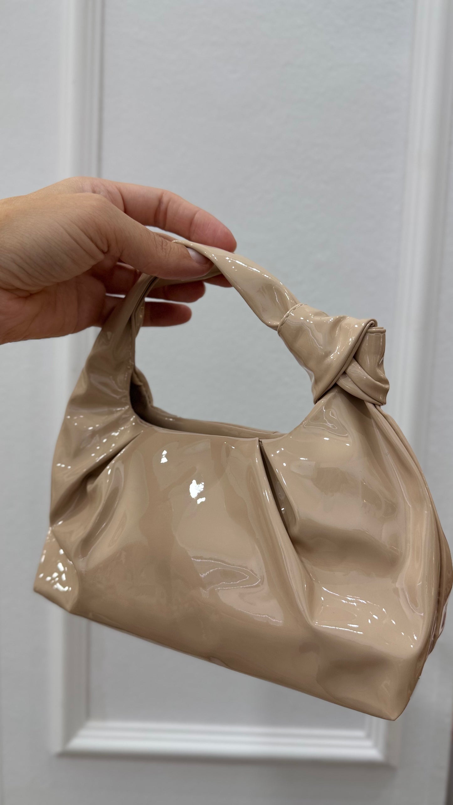 Bolso beige charol