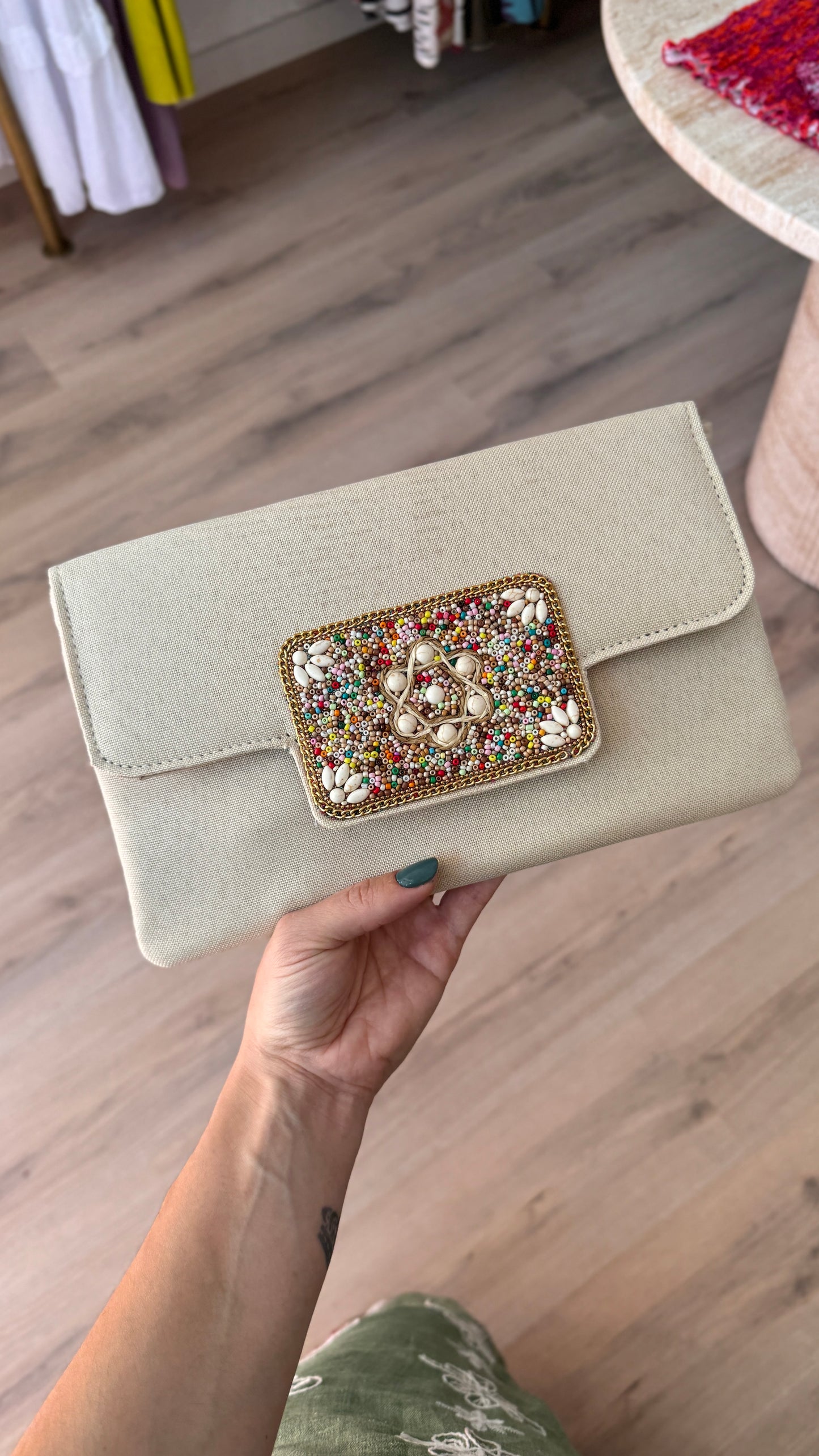 Cartera de mano detalle piedras