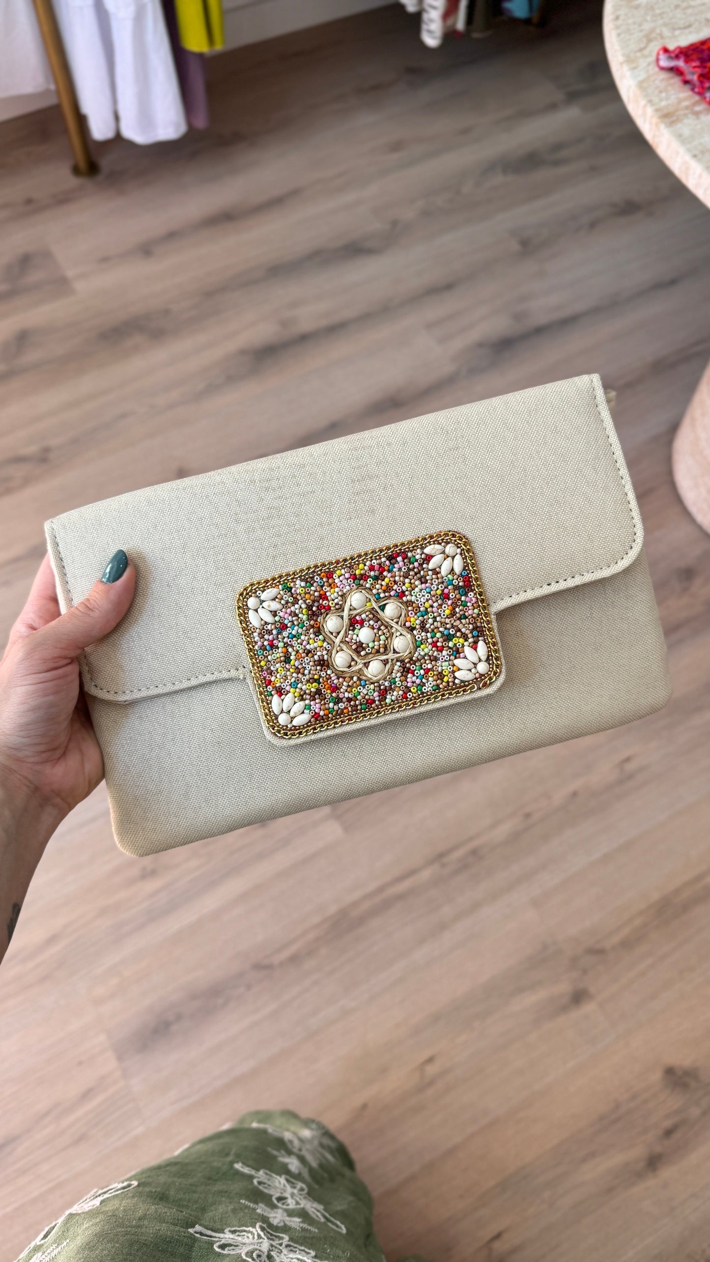 Cartera de mano detalle piedras