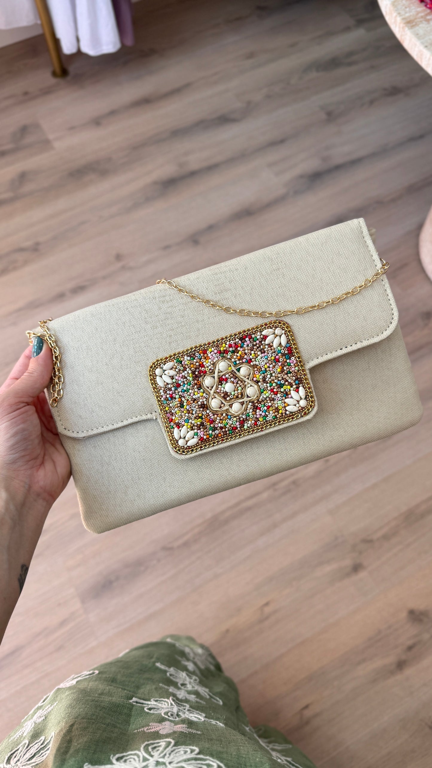 Cartera de mano detalle piedras