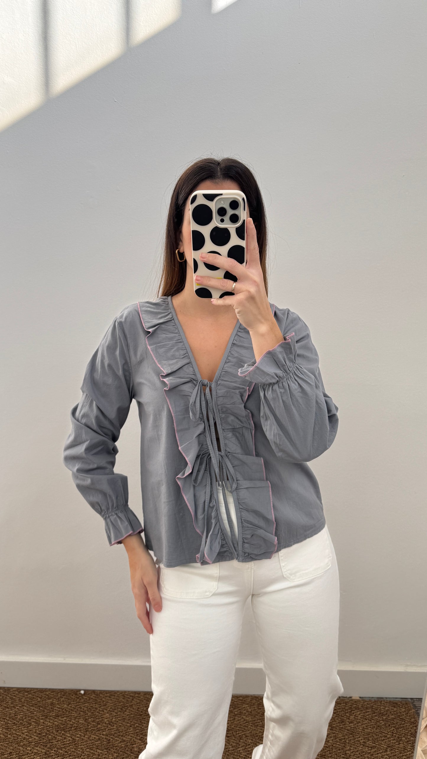 Camisa gris lazos