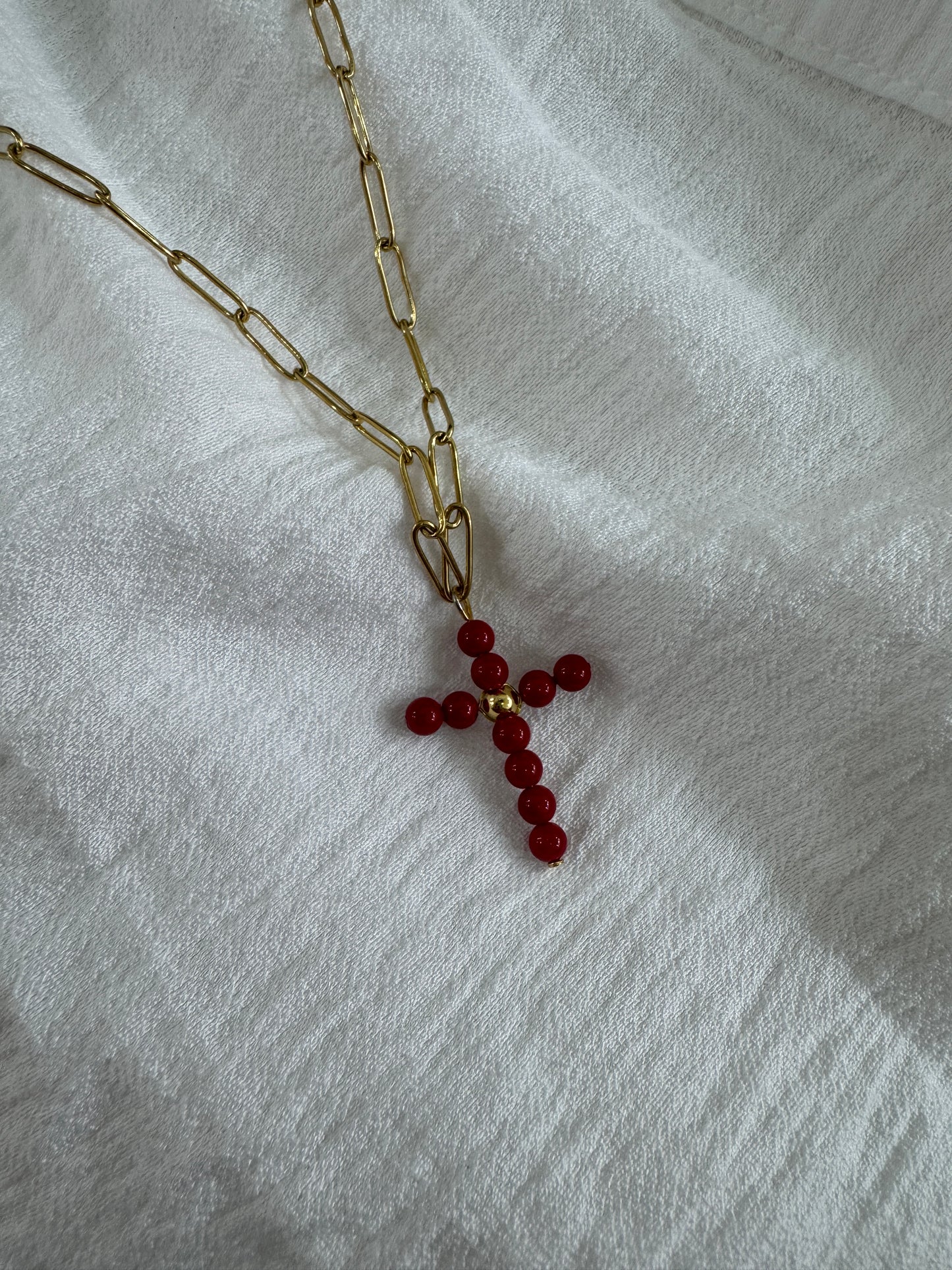 Cruz perlas rojas