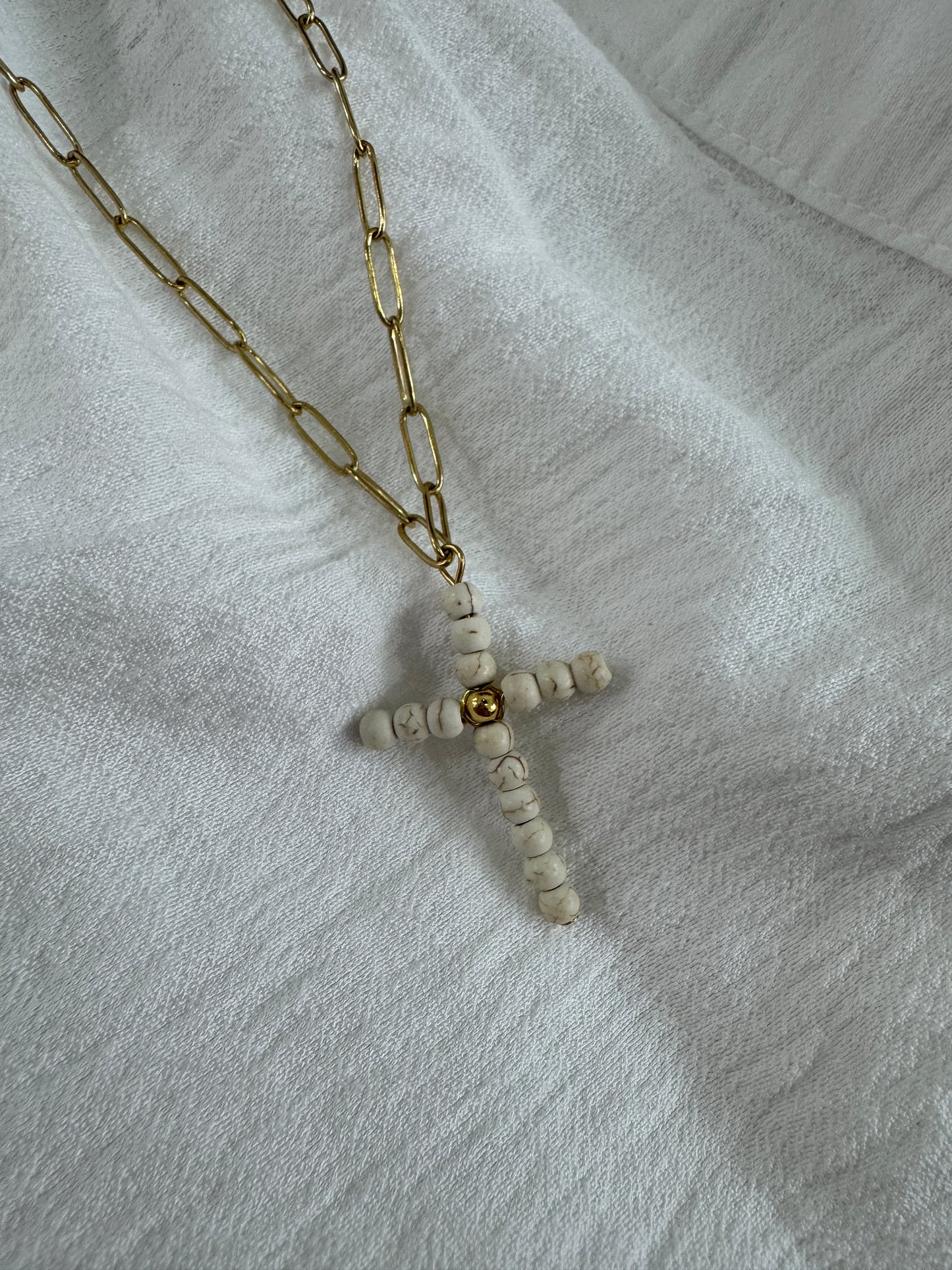 Cruz perlas blanca