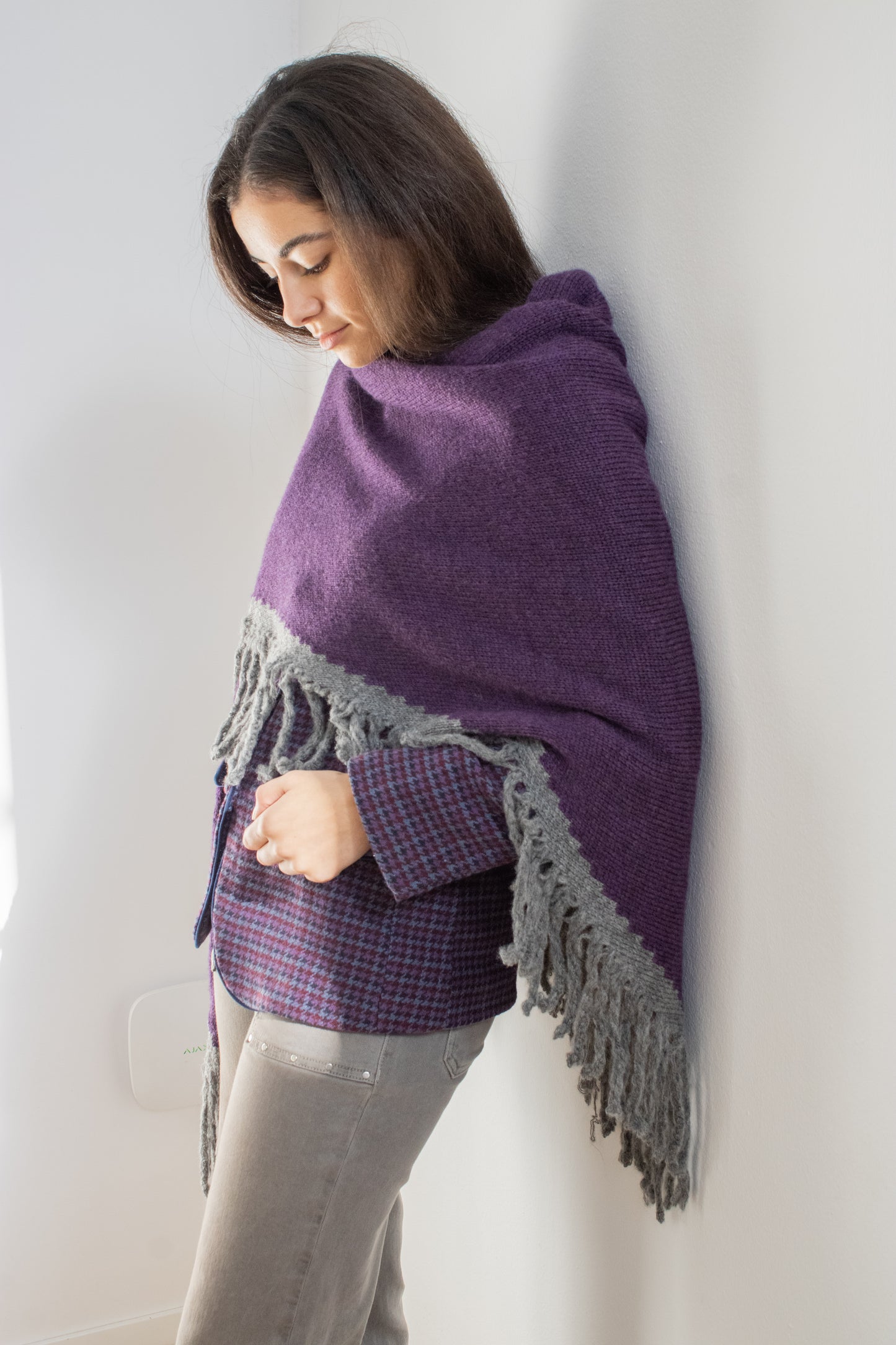Poncho morado y gris