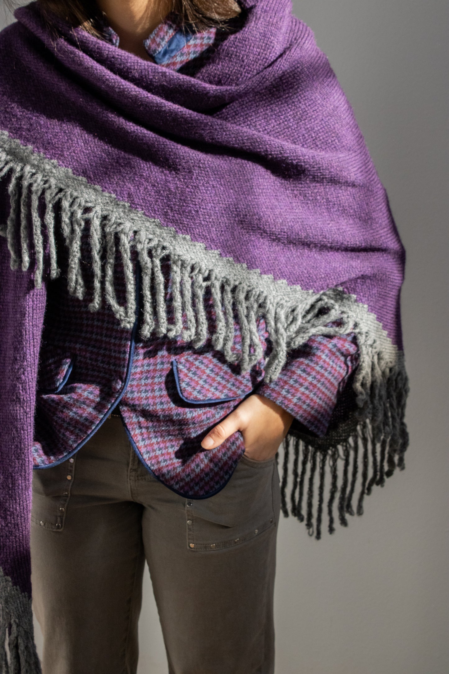 Poncho morado y gris