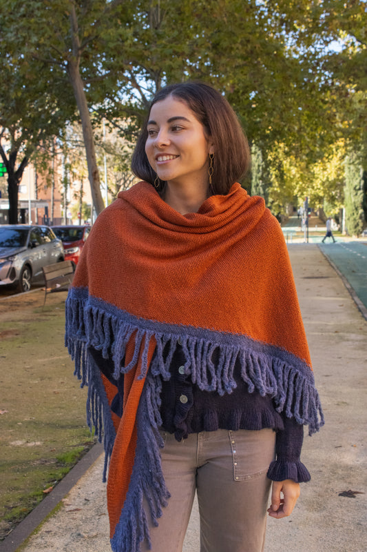 Poncho naranja y azul