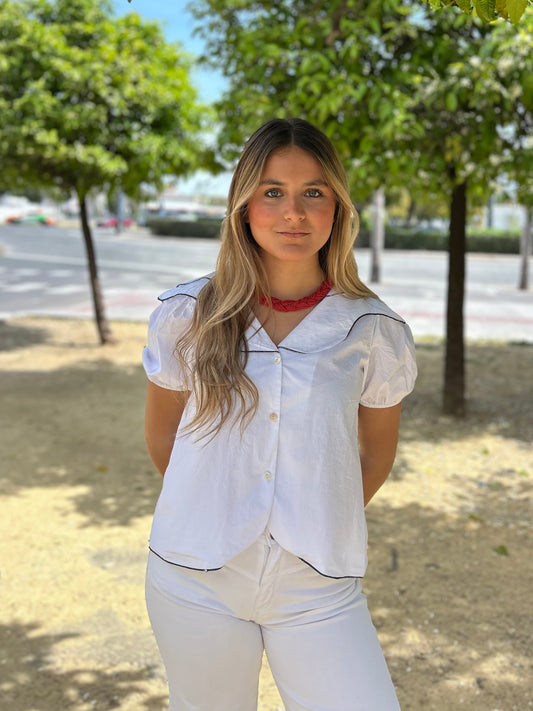 Blusa cuello blanca