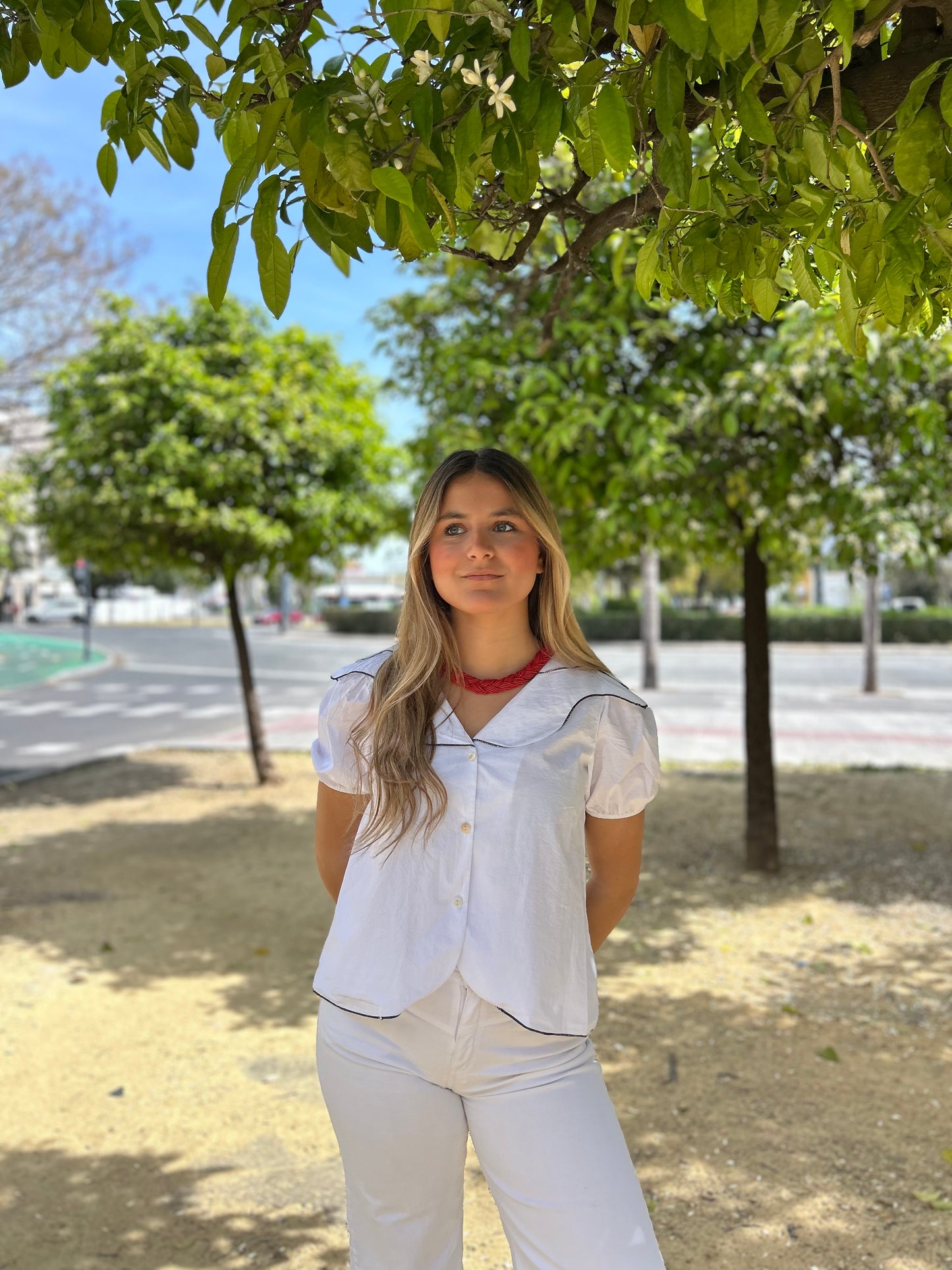 Blusa cuello blanca