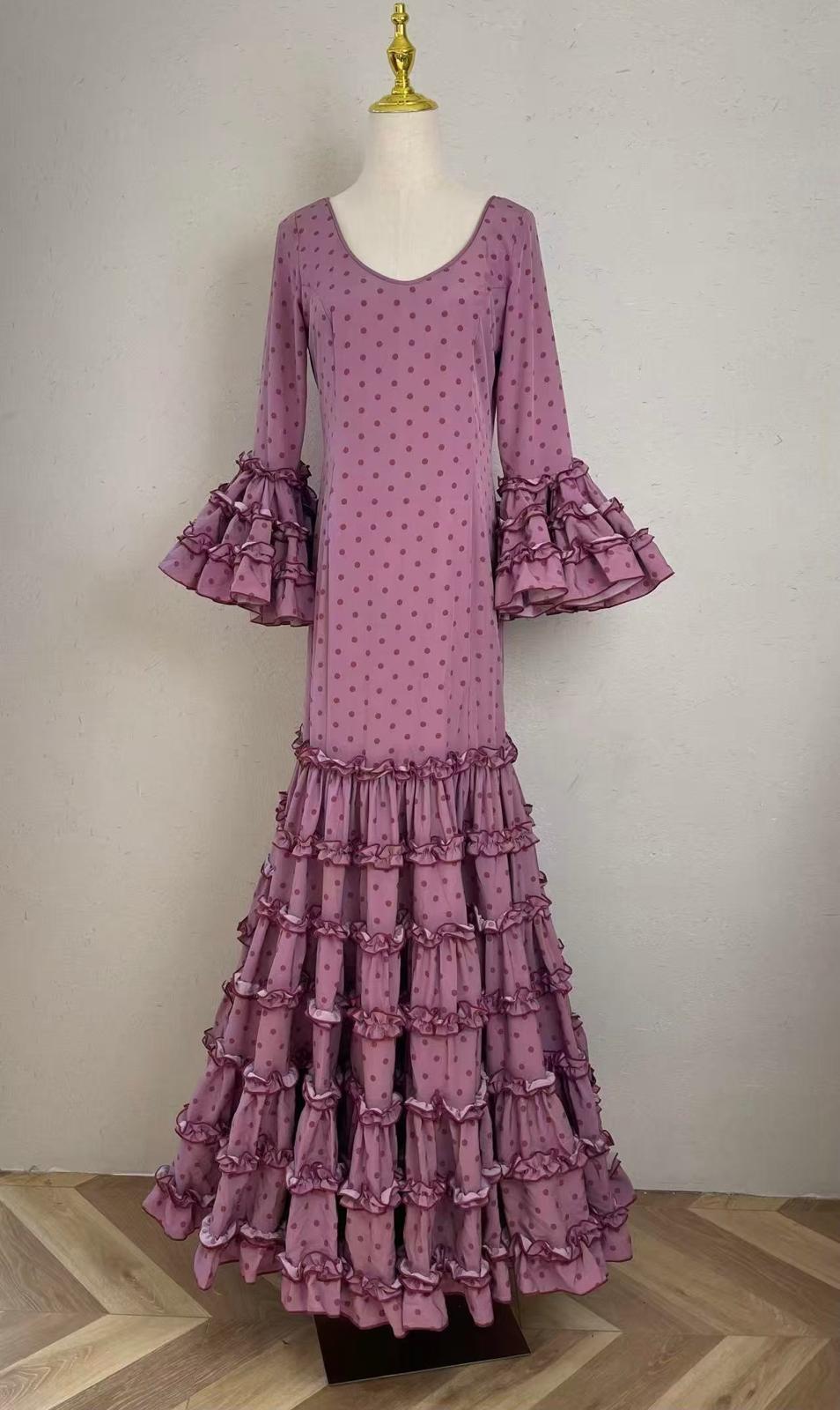 Traje Suárez maquillaje lunares rosa